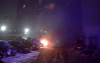 В Барановичах во дворе жилого дома горел автомобиль. Фотофакт