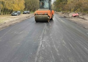 Продолжаются работы по устройству выравнивающего слоя асфальтобетонного покрытия по ул. Октябрьской Революции (Красный двор)