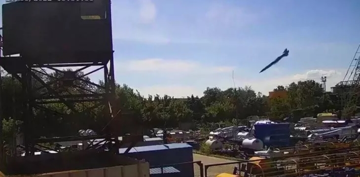 Ужас! Опубликовали видео удара 12-метровой ракеты по ТЦ в Кременчуге