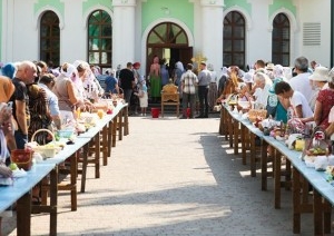 Православные отмечают Яблочный Спас. Фотофакт из Бреста