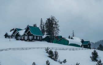 Лед с крыши рухнул на школьниц в Гомеле