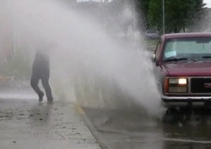 Окатил пешехода водой из-под колес. Как могут наказать водителя?