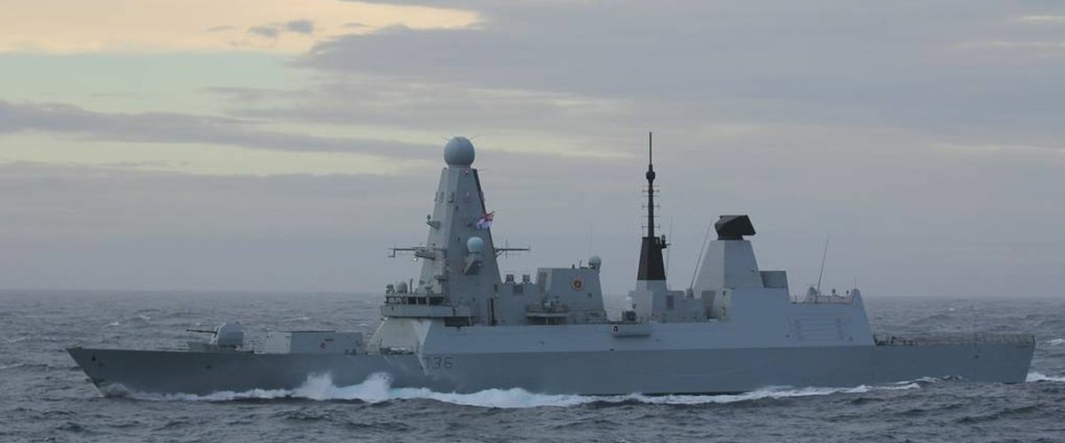 Российские корабли открыли предупредительную стрельбу по британскому эсминцу