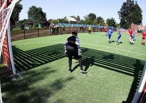 Заинтересовать спортом и найти таланты. Площадку для игры в мини-футбол открыли в Городище Барановичского района