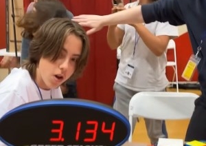 Мужчина собрал кубик Рубика за рекордные 3,13 секунды
