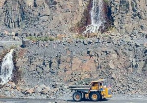 На БелАЗе к водопадам: чем развлекает туристов карьер в Микашевичах