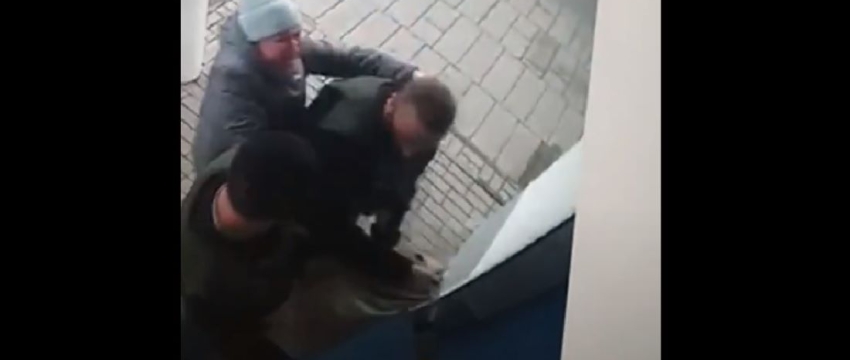 В Барановичах женщина набросилась на инкассаторов. Момент попал на видео
