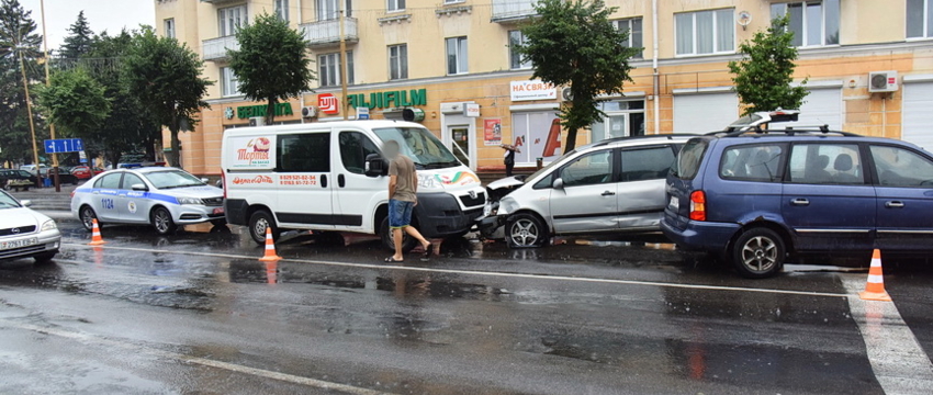 В центре Барановичей столкнулись сразу три автомобиля