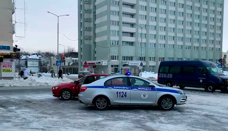 В Барановичах в центре легковушка столкнулась с микроавтобусом. Фотофакт