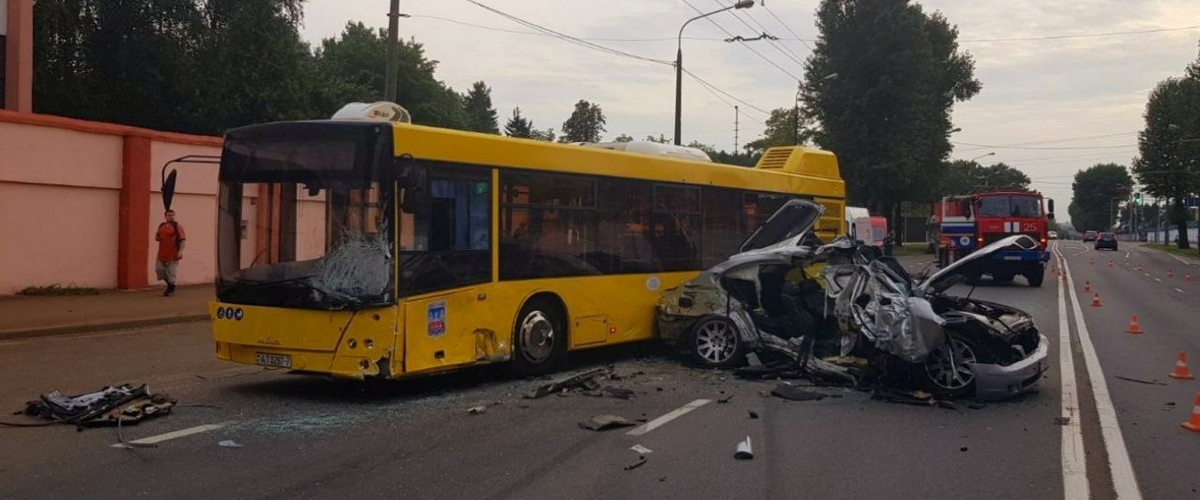 Страшная авария в Минске: BMW врезался в автобус – погиб ребенок