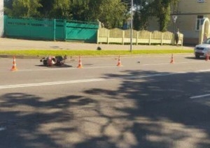 Водитель мопеда врезался в световую опору. Случай произошел на улице Брестской в Пинске