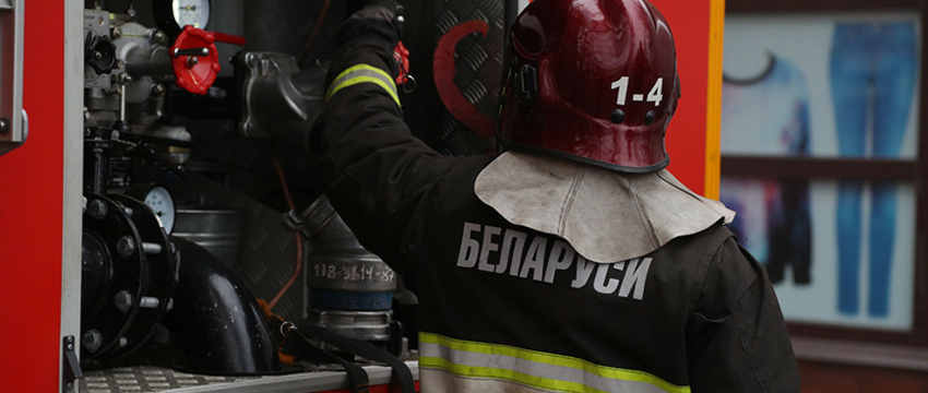 В Барановичах горела квартира. Спасатели эвакуировали из дома 15 человек