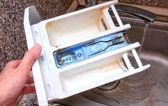 Как быстро почистить лоток стиральной машины? Нашли лайфхак для «окаменелостей»