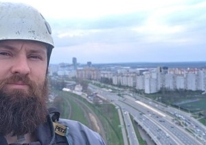 «У меня тоже иногда кровь стынет в жилах». Промышленный альпинист рассказал о своей работе и заработке