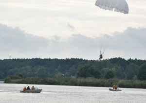 Под Брестом более 90 десантников совершили прыжки с парашютом на воду