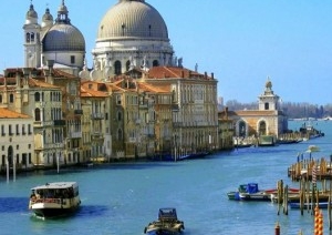 В Венеции решили с 2024 года брать плату со всех туристов, приезжающих на один день