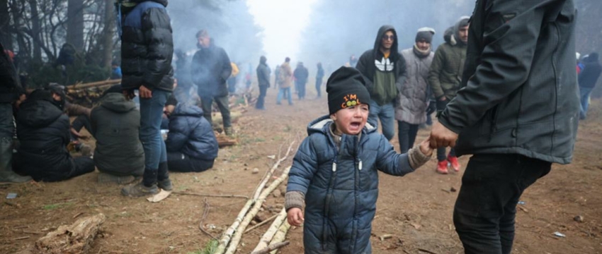 Лукашенко: В лагерь мигрантов пытаются перебросить оружие и боеприпасы 