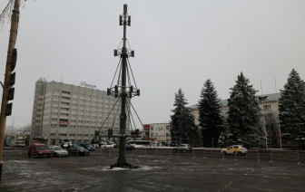 В Барановичах на площади устанавливают елку. Фотофакт