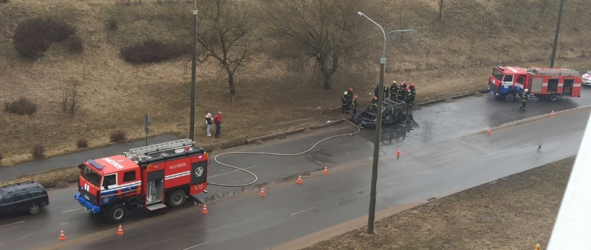 В Барановичах во время буксировки загорелся минивэн. Видеофакт