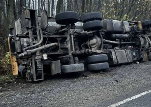 В Пружанском районе опрокинулся грузовой Mercedes