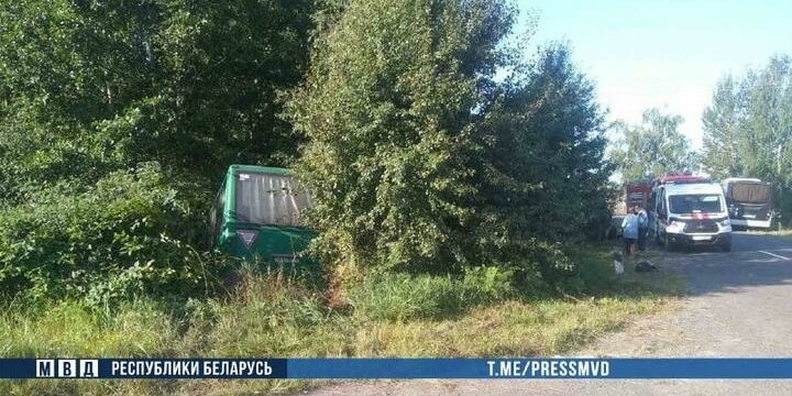 Пассажирский автобус вылетел в кювет под Столином. По дороге к месту аварии в ДТП погиб работник МЧС