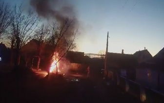 В Барановичах во дворе дома полностью сгорел автомобиль