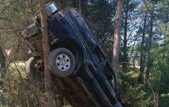 Необычное ДТП в Кобринском районе – внедорожник повис на дереве