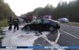 Страшная авария под Барановичами - одна из машин после столкновения загорелась. Видео