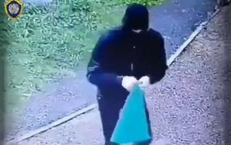 В Гродно на видео попало, как мужчина поджег дверь пункта охраны правопорядка 