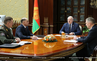 «Кто эти ребята и девчонки» — Лукашенко приказал вооружить часть белорусов. «И в мирное время найдется работа»?