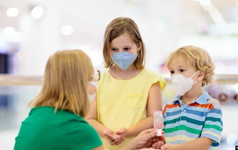 Ученые исследуют, почему дети меньше болеют коронавирусом