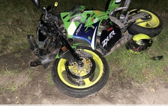 В Ляховичском районе мотоцикл «Кавасаки» врезался в «Рено»