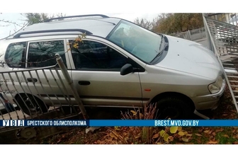 Необычное ДТП в Барановичах: машина повисла на заборе