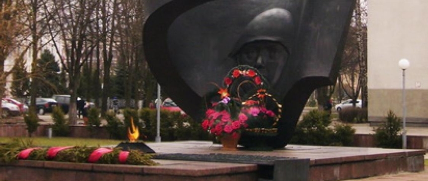В Барановичах подростки сожгли в Вечном огне ритуальные венки. Возбуждено уголовное дело