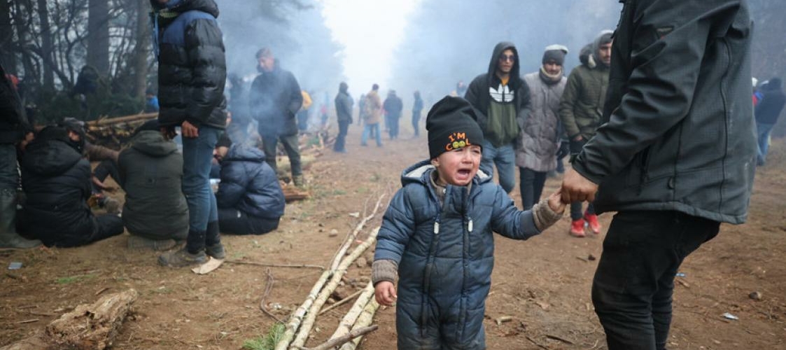 Лукашенко: В лагерь мигрантов пытаются перебросить оружие и боеприпасы 