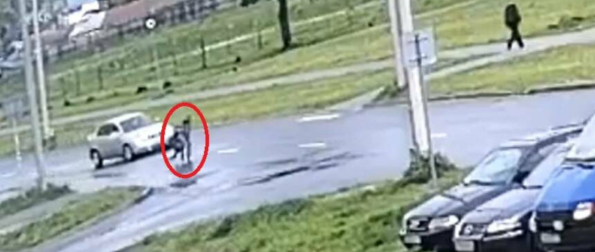 На видео попал момент, как «Опель» сбил двух детей на пешеходном переходе в Мозыре