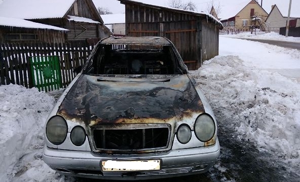 В Ляховичах возле дома сгорел автомобиль