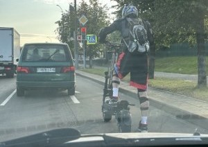 На электросамокате по левой полосе — нормально? Странного гонщика заметили на улицах