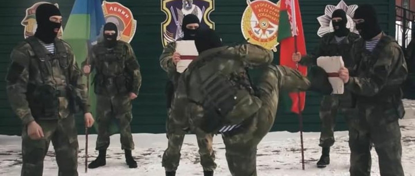 Силовики поздравили Лукашенко с 23 Февраля: многие в балаклавах, десантники бьют БЧБ-предметы