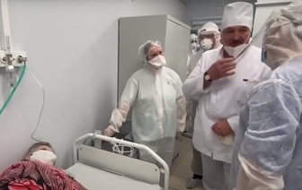 «Потом мне позвоните». Как Лукашенко переворачивал пожилую пациентку в больнице и поил ее из бутылки
