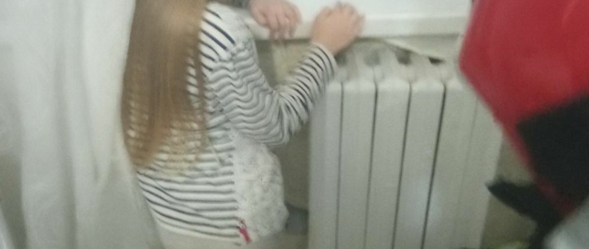 Нога маленькой девочки застряла в горячей батареи в Смолевичском районе. Понадобилась помощь спасателей