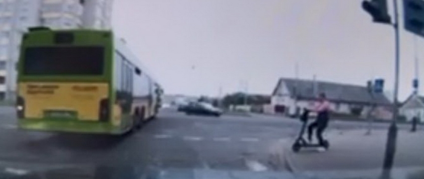 Женщина на электросамокате врезалась в автомобиль в Барановичах. Видео
