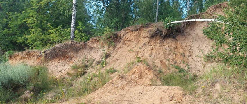 Ребенка засыпало песком в Быхове. Мальчика не спасли