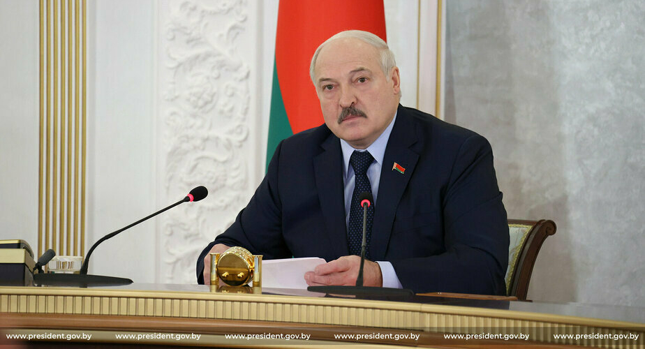 «Возвращайтесь к тому, что делали в первую волну». Лукашенко провел совещание, в ходе которого многое наговорил о ковиде