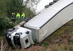 В Германии фура белоруса вылетела с трассы и зависла на боку на склоне