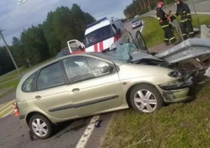 Водителю стало плохо, и он врезался в ограждение — балка прошила машину насквозь