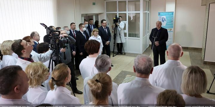 «Революционно здесь не получится». О чем Лукашенко говорил с медиками в Молодечно