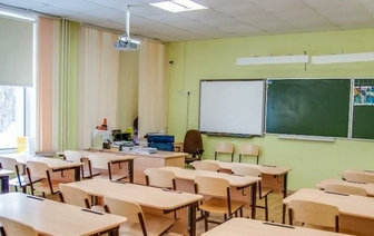 В Минобре приказали создать в белорусских школах комиссии, чтобы разрешать или запрещать учителям брать подарки и быть репетитором