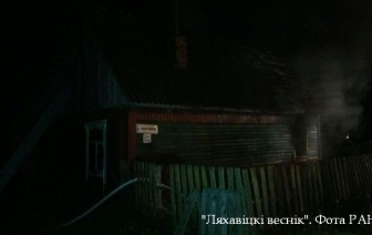 Деревянный дом горел в Ляховичском районе. Фото