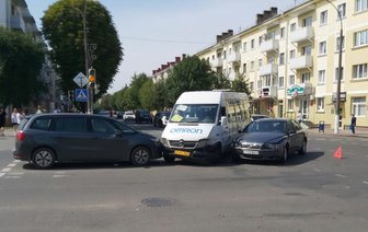 Серьезная авария в Барановичах – столкнулись два автомобиля и маршрутка